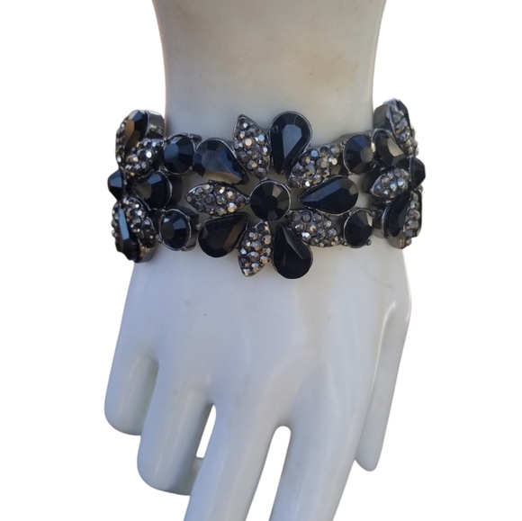 BLACK GLASS RHINESTONE & MARCASITE FLOWER DESIGN STRETCH BRACELET - Picture 1 of 4